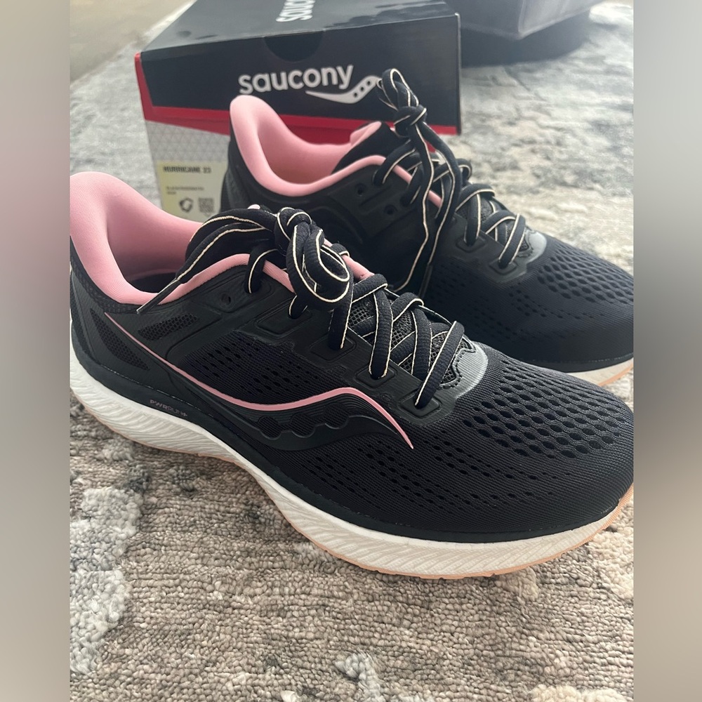 Size 8.5 Saucony Hurricane 23 Sneakers (never worn)